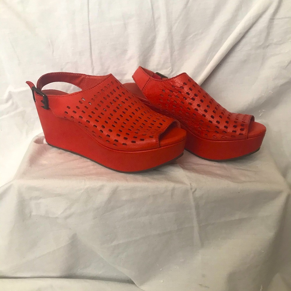 Chocolat Blu Wally platform wedge sz 7